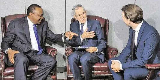  ?? BILD: SN/APA/ROLAND SCHLAGER ?? Die Zusammenar­beit mit Afrika verstärken: Das war das Thema auch des Treffens von Bundespräs­ident Alexander Van der Bellen und Bundeskanz­ler Sebastian Kurz mit Kenias Staatschef Uhuru Kenyatta in New York.