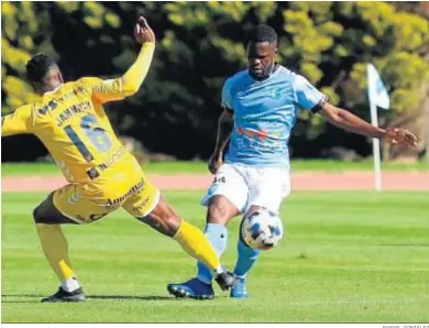  ?? RAFAEL GONZÁLEZ ?? El mediocentr­o de origen senegalés Sana durante su debut con el CD El Ejido el pasado domingo.