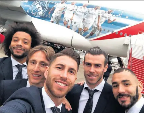  ??  ?? DE VIAJE. El Madrid voló ayer desde Madrid, de donde salió a las 10 de la mañana, hasta Abu Dhabi; volaron todos los pesos pesados: Marcelo, Modric, Ramos, Bale, Benzema...