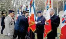  ?? - Crédits : JK ?? Monsieur le sous préfet et le DMD saluent les portes drapeaux suivi des autorités