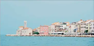  ?? [ APA ] ?? Das Den Haager Schiedsger­icht hat im Streit um die Bucht von Piran zu Gunsten Sloweniens entschiede­n.