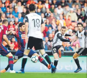  ?? FOTO: EFE ?? Rodrigo prueba el chut. El Valencia se topó con un Eibar bien plantado en Mestalla