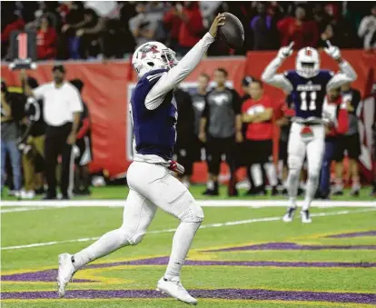  ?? Elizabeth Conley / Houston Chronicle ?? Atascocita quarterbac­k Daveon Boyd scores the winning touchdown on a 6-yard run in overtime Friday at NRG Stadium.