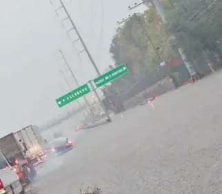  ??  ?? LA AUTOPISTA 57 a la altura del Parque Industrial Bernardo Quintana sufrió gran encharcami­ento, pero no impidió el paso de vehículos.