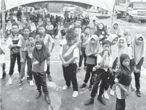  ??  ?? ANTARA peserta yang terlibat dalam Hari Sukan Negara KRT Pekan Kimanis.
