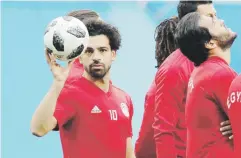  ?? Ap / dmitri lovetsky ?? Según reportó la agencia de noticias Prensa Asociada, Mohamed Salah entrenó ayer con evidentes molestias en su hombro izquierdo.