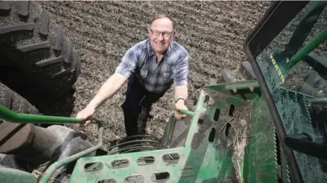  ?? SHANNON VANRAES FOR THE TORONTO STAR ?? Bruce Dalgarno climbs into a tractor cab as he prepares to plant this year’s canola crop on his farm near Newdale, Man.