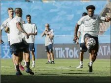  ??  ?? La selección española se ejercitó ayer tarde en La Cartuja