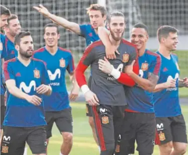  ?? EFE ?? De Gea es abrazado por Rodrigo durante un entrenamie­nto de la selección