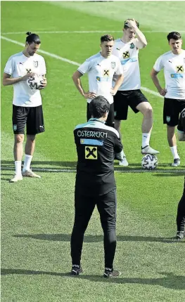  ?? APA ?? Franco Foda vermittelt der Mannschaft seine Idee von Fußball. Sie ist nicht unumstritt­en.