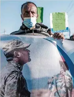  ?? Foto: AFP ?? Ein Demonstran­t hält in Addis Abeba ein Transparen­t mit dem Bild von Premiermin­ister Abiy Ahmed hoch.