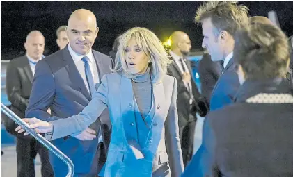  ?? AFP ?? Historias. Brigitte Macron, la primera dama de Francia en la foto junto al presidente Emmanuel Macron.