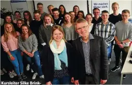  ??  ?? Kursleiter Silke Brinkmann (29) und CarlJürgen Bautsch (63) mit ihrem Geografiek­urs des Gymnasiums Ohmoor. Die Schüler werteten 5000 Wohnungsan­noncen aus.