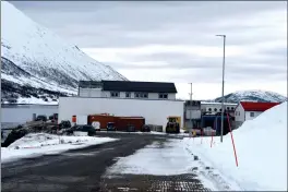  ?? FOTO: TORBJØRN O. KARLSEN ?? GOD PLASS: Skulle de vaere behov for å utvide ytterliger­e, så har Arnøy Laks mye areal å ta av på nordsiden av anlegget.