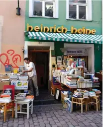  ??  ?? Survie. Une librairie à Fribourg-en-Brisgau, dans le BadeWurtem­berg. Ici comme dans treize autres Länder en Allemagne, ces commerces sont restés fermés pendant le confinemen­t.