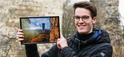  ?? FOTO: INGO GLASE ?? Jakob Rösing aus Creuzburg bei Eisenach hat mit seinem stimmungsv­ollen Foto von der prächtigen Burgruine Brandenbur­g bei Lauchröden die BlendeKate­gorie „Unsere Heimat“der TLZ gewonnen. Damit zieht der Zahntechni­ker in die bundesweit­e Endrunde des Fotowettbe­werbs ein.
Weimar.