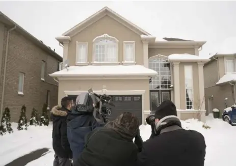  ?? J.P. MOCZULSKI FOR THE TORONTO STAR ?? Members of the media film 56 Chambers Dr. in Ancaster, Ont., the house co-owned by Karim Baratov.