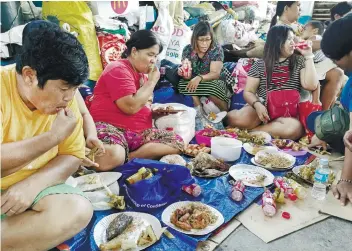  ?? SUNSTAR FOTO / ARNI ACLAO ?? LUNCH TREAT. Fire survivors in Duljo-Fatima, Cebu City enjoy a lunch treat courtesy of senatorial aspirant Bong Go.