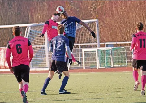  ?? RP-FOTO: OLAF STASCHIK ?? Makuntima Ntuku (rechts am Ball) behauptete sich gegen den SC Rhenania Hochdahl im Zweikampf. Die Derbys sind das Salz in der Suppe.