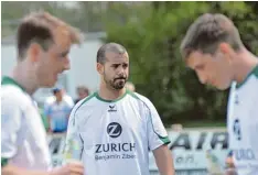  ??  ?? Das Gesicht von Stätzlings Spielertra­iner Felipe Lameira spricht Bände: Mit 1:4 ver lor der FCS II das Derby gegen Rinnenthal.