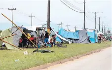  ??  ?? Debido al desbordami­ento de ríos, las familias están en la calle.