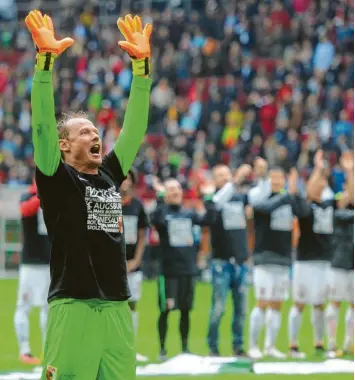  ?? Foto: Ulrich Wagner ?? Alexander Manninger verabschie­det sich im Mai 2016 von den Augsburger Fans. Das Aus beim FCA kam für ihn aber überrasche­nd.