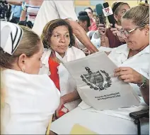  ?? YAMIL LAGE / AFP ?? Deliberaci­ón. Trabajador­as de la salud reunidas ayer en La Habana.