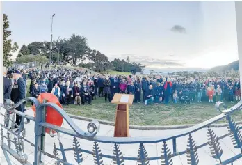  ?? ?? Some of the estimated 2000 strong crowd at Paraparaum­u’s Memorial Arch.