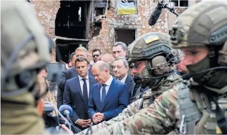  ?? Foto: Ludovic Marin/ap ?? Frankrikes president Emmanuel Macron, Tysklands förbundska­nsler Olaf Scholz och Italiens premiärmin­ister Mario Draghi på plats i Irpin utanför Kiev.