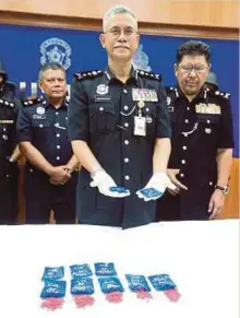  ??  ?? HASANUDDIN (tengah) bersama pegawai menunjukka­n dadah yang dirampas pada sidang media di IPK Kelantan, semalam.