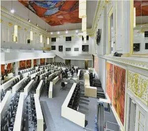  ??  ?? Das Parlament in Wien wird renoviert. Im Sitzungssa­al in der Hofburg werden die neuen Kärntner Mandatare Platz nehmen
APA/TECHT