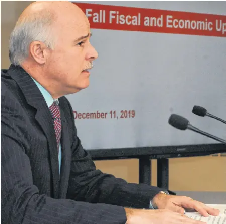  ?? JOE GIBBONS/THE TELEGRAM ?? Finance Minister Tom Osborne presents the province’s fall fiscal and economic update at the Confederat­ion Building media centre on Wednesday.