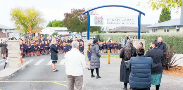  ?? Photo / Dean Taylor ?? Pekapekara­u Primary School's new entrance sign unveilled by former board of trustees chair Rachel Mullins and trustee Quentin Wallace.