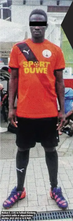  ??  ?? Maikan E. (18) in Fußball-Kleidung. Eigentlich sollte er abgeschobe­n werden. Jetzt sitzt er in U-Haft.