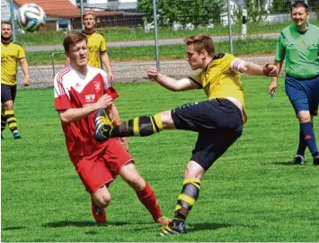  ?? Foto: Dirk Sing ?? Autsch, das tut weh: Philipp Rupaner (links) und der FC Zell/Bruck mussten sich bei der TSG Untermaxfe­ld II (rechts Florian Kreit meir) unter dem strengen Blick des souveränen Referees Günther Behr (rechts) mit 1:4 geschlagen geben.