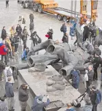  ?? AFP ?? Derriban monumento ruso en Kiev