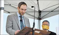  ?? BILL JONES/DAILY SOUTHTOWN ?? The Rev. SamWaterlo­o, pastor of Sauk Trail Baptist Temple, leads a drive-in service May 24 in the church parking lot.