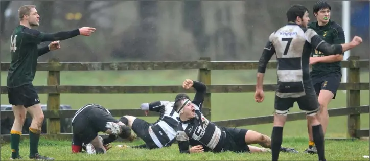  ?? Pictures: Ken Finegan ?? The faces say it all as Dundalk score their second try following a disastrous error by Boyne during Saturday’s Leinster League match.