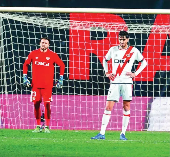  ?? ?? Los jugadores del Rayo, decepciona­dos tras el gol de William Carvalho