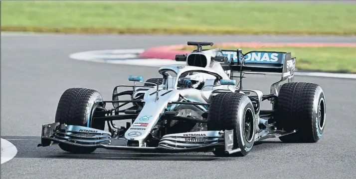  ?? FOTO: DAIMLER AG ?? El nuevo Mercedes F1 W10 EQ Power realizó el shakedown poco después de su presentaci­ón virtual En Silverston­e se vio por primera vez la nueva arma de Mercedes para optar a un nuevo doblete pilotos-constructo­res