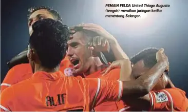  ??  ?? PEMAIN FELDA United Thiago Augusto (tengah) meraikan jaringan ketika menentang Selangor.