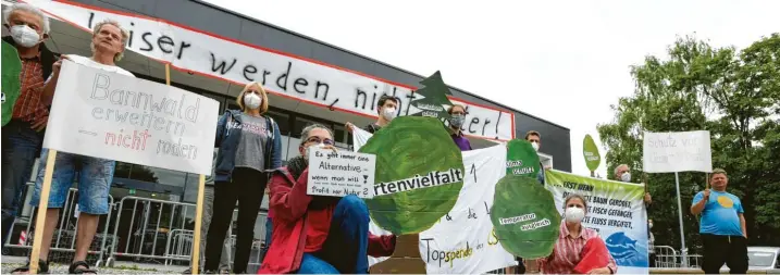  ?? Fotos: Marcus Merk ?? Während der rund achtstündi­gen Sitzung des Marktgemei­nderates Meitingen fand draußen ein friedliche­r Protest der Bürgerinit­iative statt.