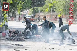  ?? OMAR SOBHANI / REUTERS ?? Afganistán. Un grupo de policías ayuda a los periodista­s afganos que fueron víctimas de la segunda explosión.