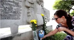  ??  ?? US citizen Kristin places flowers in memory of McCain at the McCain Memorial in Hanoi, Vietnam. — Reuters photo