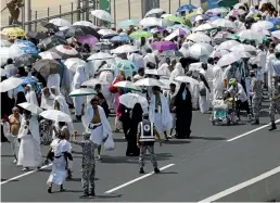  ?? PHOTO: REUTERS ?? Muslim pilgrims will be able to sport solar-powered sun umbrellas in future.