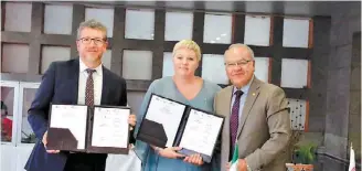  ??  ?? El secretario general, Héctor Leoncio Martínez Castuera, y la ministra candiense, Tina Beaudry- Mellor, firmaron el documento.