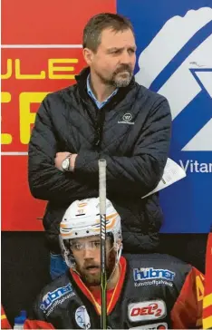  ?? Foto: Mathias Wild ?? Kaufbeuren­s Trainer Andreas Brockmann (hinten) freut sich auf die Play-offs gegen die Lausitzer Füchse.