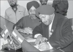  ?? BHARAT BHUSHAN /HT ?? Shiromani Akali Dal candidate from Patiala (Urban) General (Retd) JJ Singh filing his nomination papers, Patiala, January 17