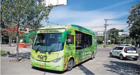  ?? FOTOS: LATAM MOBILITY ?? Un autobús eléctrico circula por las calles de Medellín.