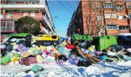  ?? JESÚS G. FERIA ?? Una calle de Madrid con basuras y nieve